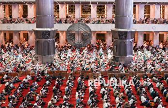 Umat Islam Padati Masjid Istiqlal saat Malam Nisfu Syaban