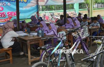 Atap Kelas Ambruk, Siswa SDN Plosogenuk 1 Belajar di Parkiran Sekolah