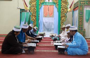 Tadarus Alquran Saat Ramadhan di Masjid Kesultanan Ternate