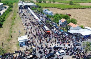 In Picture: Antusiasme Warga Saksikan Parade Kereta Penumpang di Stasiun Tulangan