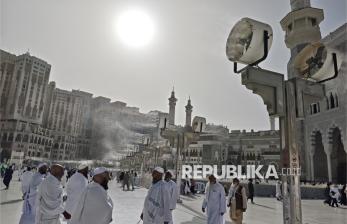 In Picture: Kipas Angin Embun Bantu Dinginkan Area Masjidil Haram di Tengah Cuaca Ekstrem