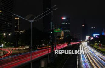 In Picture: Pemprov DKI Jakarta Padamkan Lampu Penerangan Jalan di Sudirman Selama 1 Jam