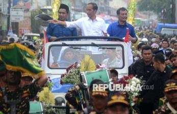 In Picture: Naik Jip Terbuka, Jokowi Ikut Kampanye Cagub Ahmad Luthfi