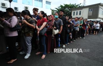 Jelang Imlek, Antrean Penukaran Uang Baru di Pontianak Mengular