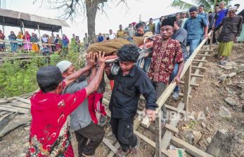 In Picture: Proses Pemakaman Korban Penangkapan Polisi di Jambi