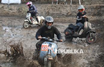 Adu Cepat Motor Vespa di Lintasan Offroad