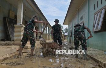 Aparat TNI Bahu Membahu Bersihkan Pesantren Terdampak Banjir Bandang di Aceh