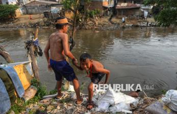Potret Aktivitas Sore Warga Bantaran Sungai Ciliwung
