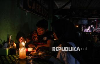 Temaram Lilin di Tengah Pemadaman Listrik Palangka Raya