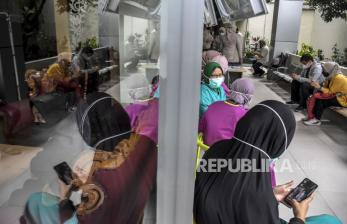 Sejumlah tenaga kesehatan menunggu giliran untuk disuntik vaksin Covid-19 dosis keempat (booster kedua) di Rumah Sakit Mata Cicendo, Jalan Cicendo, Sumur Bandung, Kota Bandung, Senin (1/8/2022). Vaksinasi dosis keempat tersebut menargetkan sebanyak 700 sumber daya manusia (SDM) kesehatan dengan ketersediaan 30 dosis vaksin per hari. Foto: Republika/Abdan Syakura