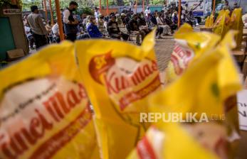 Warga menunggu giliran untuk membeli minyak goreng saat operasi pasar minyak goreng, (ilustrasi). Ketua DPR RI, Puan Maharani, menilai masalah kelangkaan minyak goreng bisa berpotensi menimbulkan persoalan ketertiban umum. 