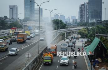  Tekan Polusi Udara, 4.000 Liter Water Mist Disemprotkan di Jalanan Jakarta