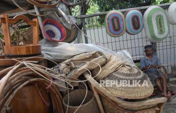 Perajn memproduksi kerajinan rotan di kawasan Pasar Minggu, Jakarta, Kamis (14/5). Pemerintah melalui Kementerian BUMN menjamin pembangunan ekosistem BUMN untuk ultramikro dan UMKM tidak hanya dilakukan berlandaskan pertimbangan bisnis semata.