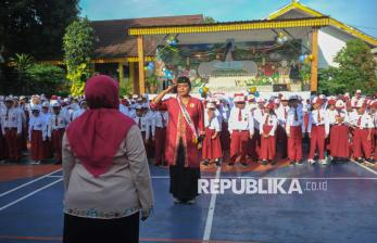 In Picture: Peringati Hari Guru, Orang Tua Siswa SDN Pondok Labu 14 Jadi Petugas Upacara