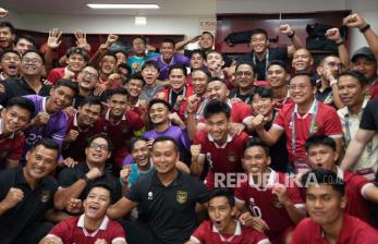 Ketua PSSI Erick Thohir bersama jajaran pelatih, pemain dan official Timnas U23 berfoto bersama seusai laga penyisihan Piala Asia antara timnas Indonesia U23 melawan Turkmenistan di Stadion Manahan, Solo, Selasa (12/9/2023). Pada pertandingan itu Timnas Indonesia menang dengan skor 2-0 sekaligus memastikan lolos ke putaran Final Piala Asia.