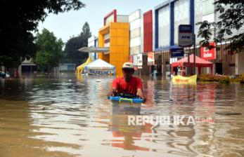 In Picture: Banjir Setinggi 1 Meter Rendam Kawasan Pertokoan Grand Galaxy Park Bekasi