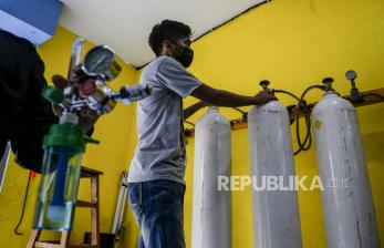 Pekerja melayani warga mengisi ulang tabung oksigen. Polsek Kelapa Gading memiliki lima tabung oksigen yang dapat dipinjam warga sekitar. Ilustrasi.