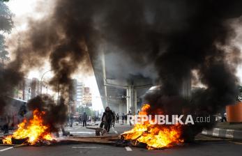 In Picture: Eksekusi Lahan di Makassar Ricuh, Warga Bakar Ban dan Bentrok dengan Aparat