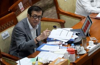 Menteri Hukum dan HAM Yasonna Laoly mengikuti Rapat Kerja dengan Komisi III DPR di Kompleks Parlemen, Senayan, Jakarta, Rabu (9/6). Rapat tersebut membahas rencana kerja bidang legislasi di tahun 2021 dan evaluasi terhadap pelaksanaan rencana prioritas kerja Kementerian Hukum dan HAM tahun 2021 di bidang pemasyarakatan dan keimigrasian.Prayogi/Republika.