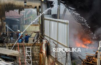 Kebakaran Pabrik Lampu di Tangerang, 15 Mobil Damkar Dikerahkan