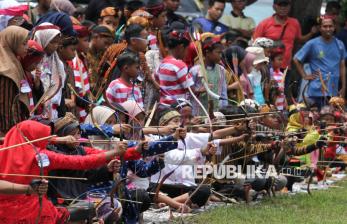 In Picture: Aksi Pelajar Adu Keahlian Memanah di Lomba Panahan Tradisional