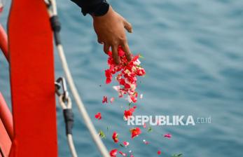 Seuntai Doa, Setangkai Bunga untuk Jurnalis yang Hilang di Selat Sunda