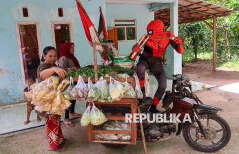 In Picture: Aksi Nyentrik Suaidi, Tukang Sayur Keliling yang Gemar Kenakan Kostum Unik 