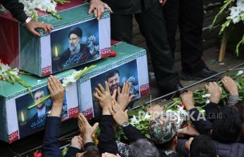In Picture: Puluhan Ribu Warga Iran Ikuti Prosesi Pemakaman Presiden Ebrahim Raisi di Tabriz