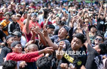 In Picture: Ribuan Warga Hadiri Tradisi Sebaran Apem Yaqowiyu