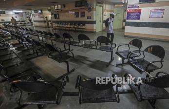 Suasana sepi pusat vaksinasi saat terjadi kelangkaan vaksin Covid-19 di Rumah Sakit Shatabdi, Mumbai, India, Jumat (30/4). Brihanmumbai Municipal Corporation (BMC) mengumumkan untuk menutup pusat vaksinasi selama tiga hari hingga Ahad (2/5) karena kekurangan pasokan vaksin di Mumbai. India mencatat lonjakan besar-besaran kasus baru Covid-19 dan tingkat kematian tertinggi di dunia dalam kurun waktu satu hari sejak awal pandemi. EPA-EFE/DIVYAKANT SOLANKI