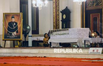 Suasana Haru Selimuti Tempat Persemayaman Jenazah Sri Susuhunan Pakubuwono XIII 