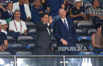 Ketua Umum PSSI Erick Thohir bersama Persiden FIFA Gianni Infantino hadir dalam partai Final Piala Dunia U17 antara Jerman melawan Perancis di Stadion Manahan, Surakarta, Jawa Tengah, Sabtu (2/12/2023). Pada babak pertama Jerman unggul 1-0 atas Perancis melalui titik putih.