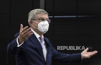 Presiden IOC Thomas Bach memberi isyarat pada kedatangannya pada pertemuan dengan Presiden Tokyo 2020 Seiko Hashimoto di Markas Besar Tokyo 2020 Selasa, 13 Juli 2021 di Tokyo, Jepang.