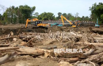 Alat Berat Angkut Tumpukan Kayu Gelondongan yang Menumpuk di Sungai Pidie Jaya 