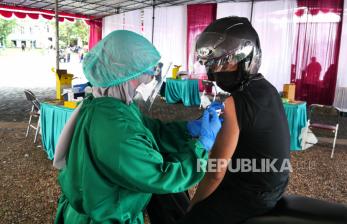 Warga mengikuti vaksinasi massal Covid-19 (ilustrasi).