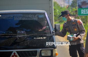 In Picture: Karhutla Lembah Harau Belum Padam, Petugas Bagikan Masker untuk Masyarakat
