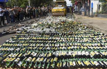Pemusnahan Ribuan Botol Miras dan Knalpot Bising di Tasikmalaya