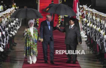 In Picture: Di Bawah Rintik Hujan, Presiden Prabowo Sambut Kedatangan Erdogan 