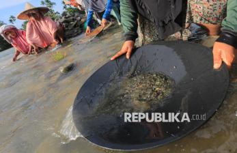 Mendulang Emas di Aliran Sungai Krung Inoeng Aceh