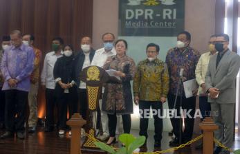 Ketua DPR Puan Maharani memberikan keterangan pers hasil rapat konsultasi antara pimpinan DPR, Komisi II DPR dan KPU di Kompleks Parlemen, Senayan, Jakarta, Senin (6/6/2022). DPR dan KPU menyepakati durasi kampanye Pemilu 2024 berlangsung selama 75 hari dan menetapkan biaya tahapan sampai dengan pelaksanaan Pemilu yaitu sebesar Rp76,6 triliun.