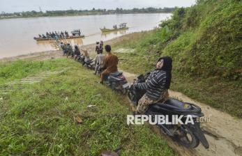 Warga Tepian Sungai Batanghari Andalkan Jasa Perahu untuk Menyeberang