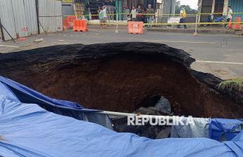 In Picture: Jalan Denpasar-Gilimanuk Amblas, Arus Lalin Dialihkan Selama Sebulan