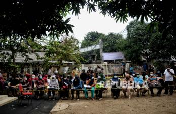 Warga menunggu antrean sebelum menerima vaksin booster atau vaksin penguat saat gelaran Vaksin Covid-19 Serentak di Gelanggang Olahraga Remaja (GOR) Radio Dalam, Jakarta Selatan, Selasa (8/3/2022). Vaksinasi tersebut serentak digelar di seluruh Indonesia yang diselenggarakan oleh Kepolisian Republik Indonesia dengan target penyaluran vaksin sebanyak 1.114.750 dosis.  