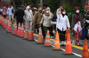 Pegawai Pemprov DKI Jakarta pulang kerja di depan Balai Kota, Jakarta. Pemprov DKI menerapkan aturan WFH bagi separuh ASN. WFH dinilai sebagai solusi jangka pendek mencegah paparan polusi udara. 