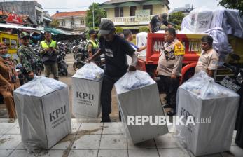 In Picture: Proses Distribusi Logistik Pilkada Jakarta Jelang Pencoblosan