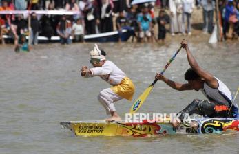 Tarian Pembangkit Semangat Togak Luan di Arena Pacu Jalur