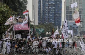 Sejumlah massa saat melaksanakan aksi tolak Rancangan Undang-Undang Haluan Ideologi Pancasila (RUU HIP) di depan Gedung DPR, Senayan, Jakarta, Kamis (16/7). Aksi itu menuntut DPR untuk mencabut RUU HIP dari prolegnas dan pengusutan inisiator RUU tersebut. Republika/Putra M. Akbar