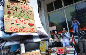 In Picture: Komunitas Seni di Bandung Gelar Aksi 1 Tahun Genosida Palestina