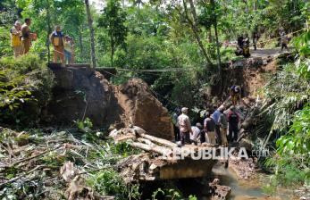 Jembatan Penghubung Antardesa di Temanggung Ambrol, Ratusan Warga Terisolasi