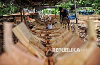 Melihat Proses Pembuatan Perahu Tradisional di Riau